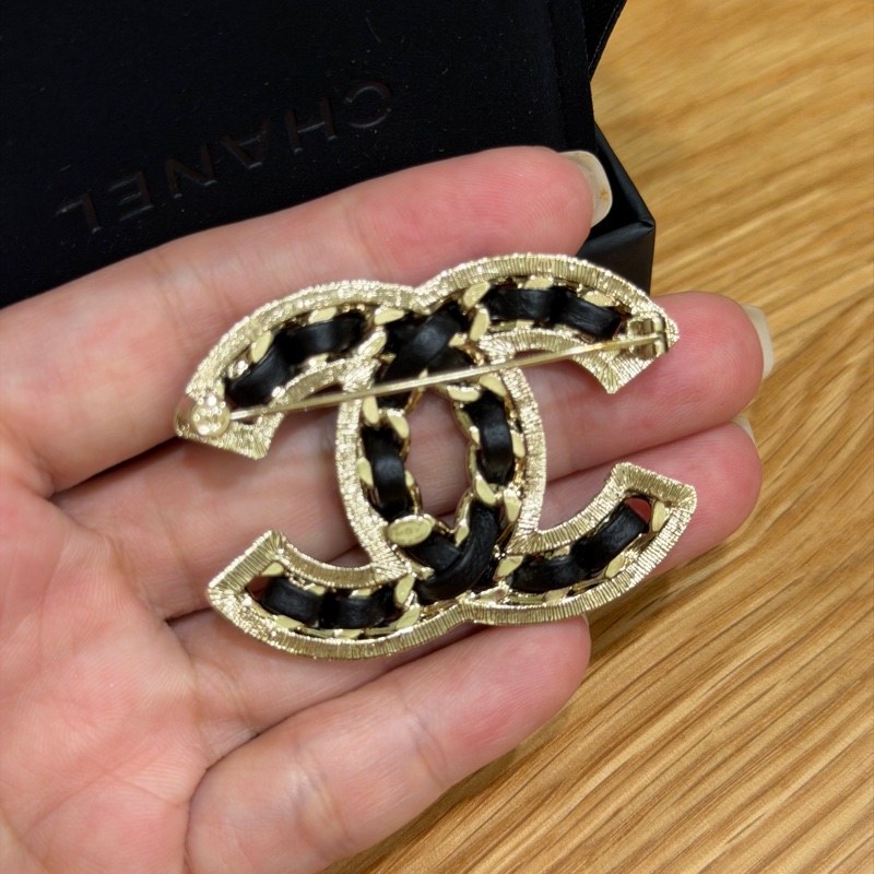 Chanel 經典款皮穿鏈胸針-4