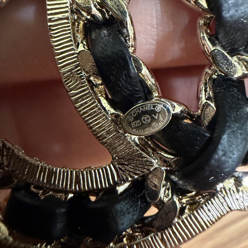 Chanel 經典款皮穿鏈胸針-7