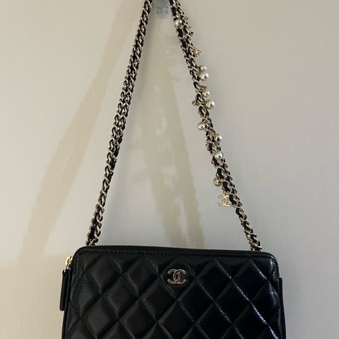 Chanel 黑色油蠟皮雙層珍珠、閃石，Chanel 字母吊字 phone case/WOC