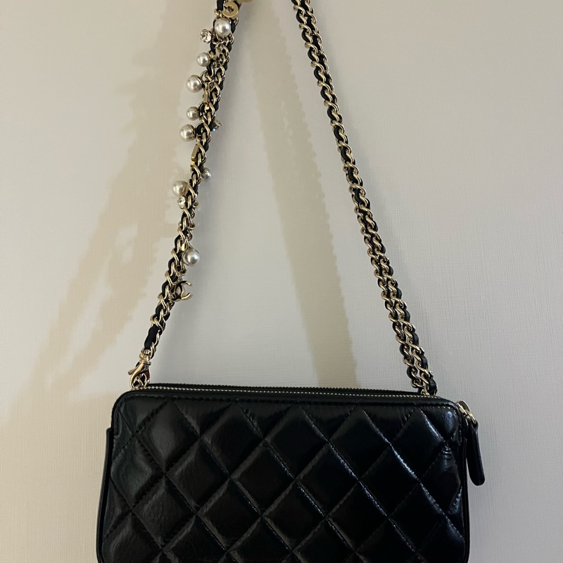 Chanel 黑色油蠟皮雙層珍珠、閃石,Chanel 字母吊字 phone case/WOC-1