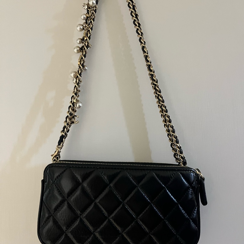 Chanel 黑色油蠟皮雙層珍珠、閃石,Chanel 字母吊字 phone case/WOC-2