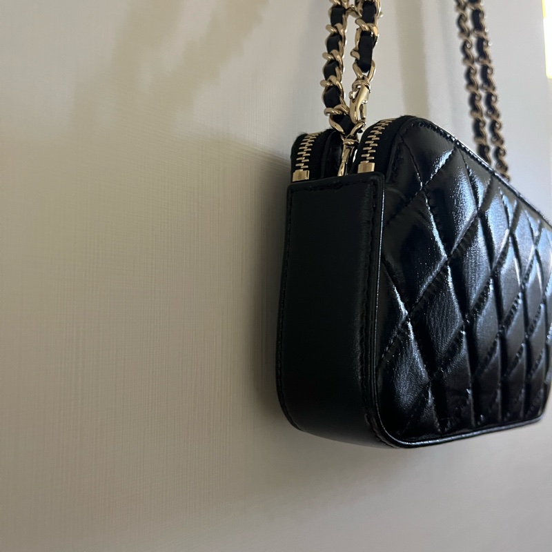 Chanel 黑色油蠟皮雙層珍珠、閃石,Chanel 字母吊字 phone case/WOC-4
