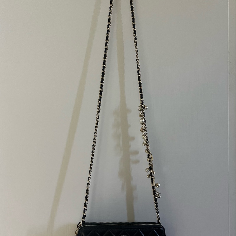 Chanel 黑色油蠟皮雙層珍珠、閃石,Chanel 字母吊字 phone case/WOC-5