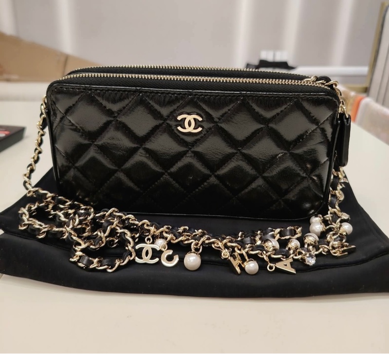 Chanel 黑色油蠟皮雙層珍珠、閃石,Chanel 字母吊字 phone case/WOC-10