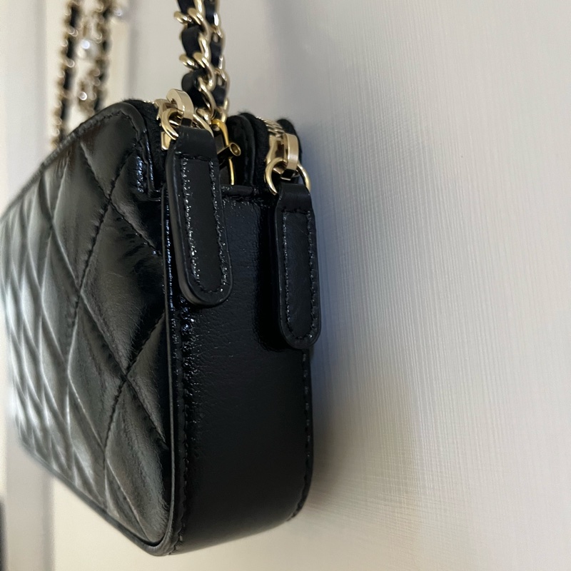 Chanel 黑色油蠟皮雙層珍珠、閃石,Chanel 字母吊字 phone case/WOC-13