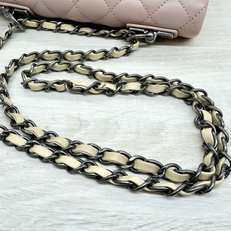 CHANEL粉拼色銀釦羊皮季節限定CF20口蓋包-10