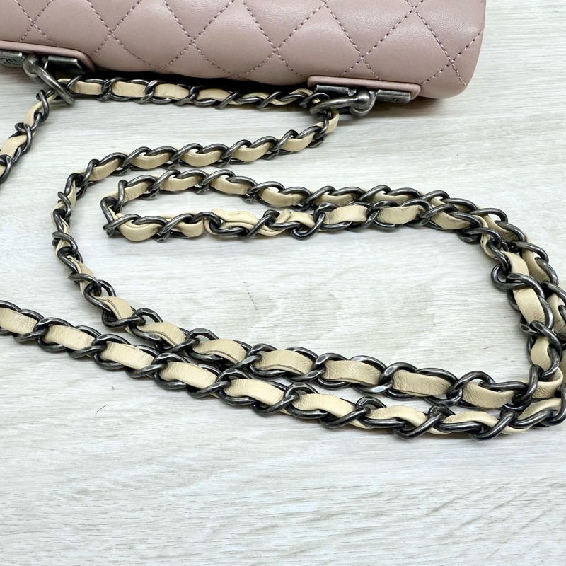 CHANEL粉拼色銀釦羊皮季節限定CF20口蓋包-11