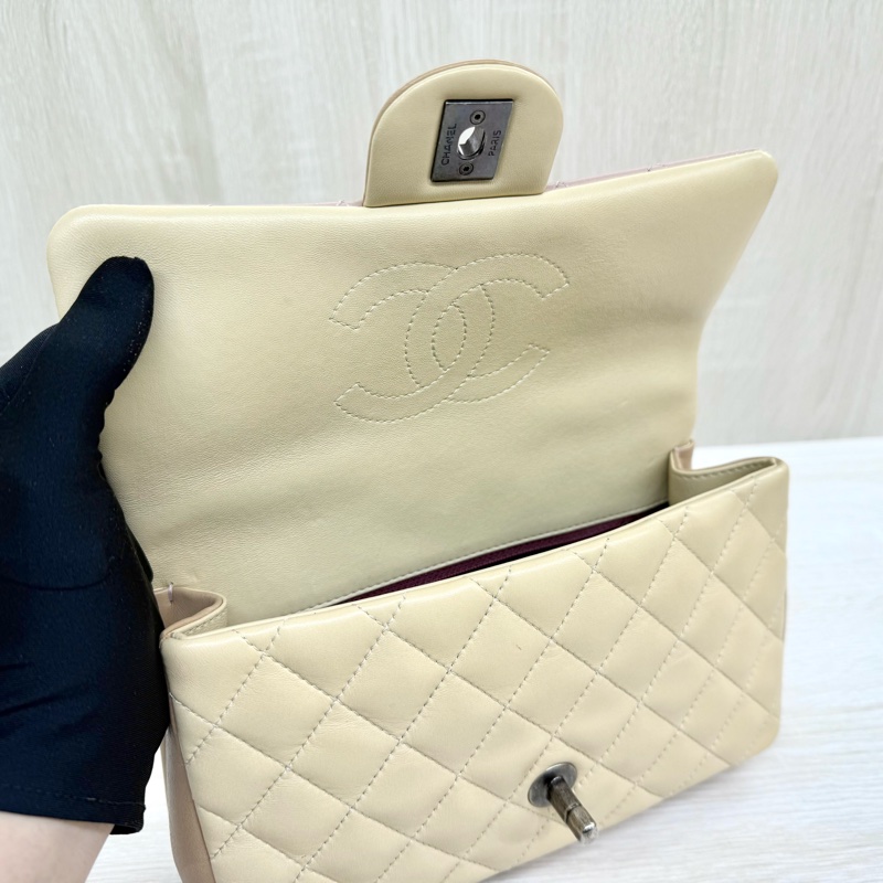 CHANEL粉拼色銀釦羊皮季節限定CF20口蓋包-12