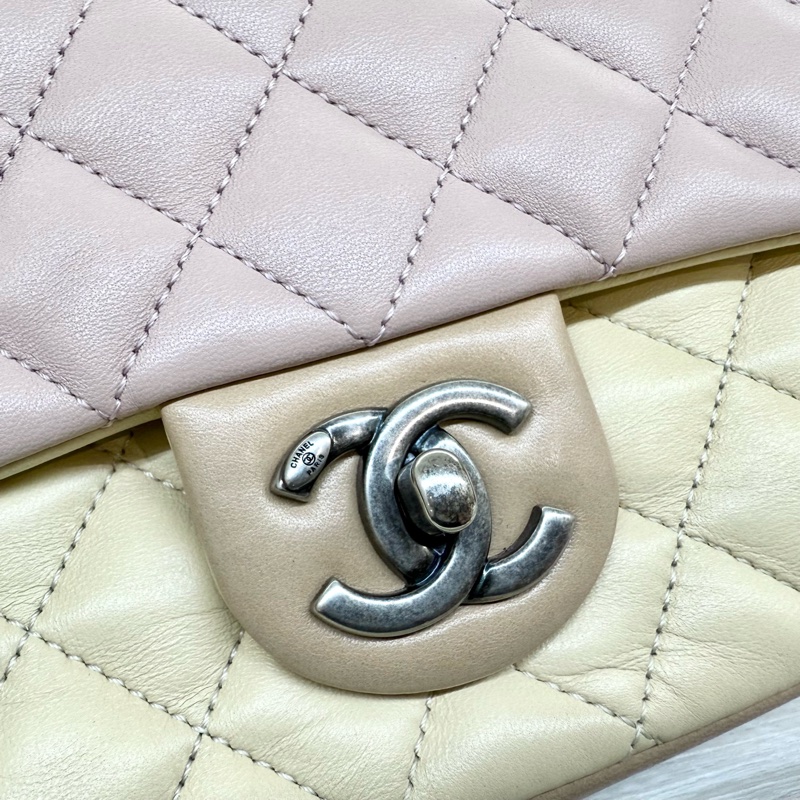 CHANEL粉拼色銀釦羊皮季節限定CF20口蓋包-14
