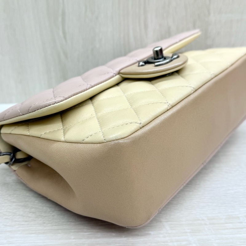 CHANEL粉拼色銀釦羊皮季節限定CF20口蓋包-16