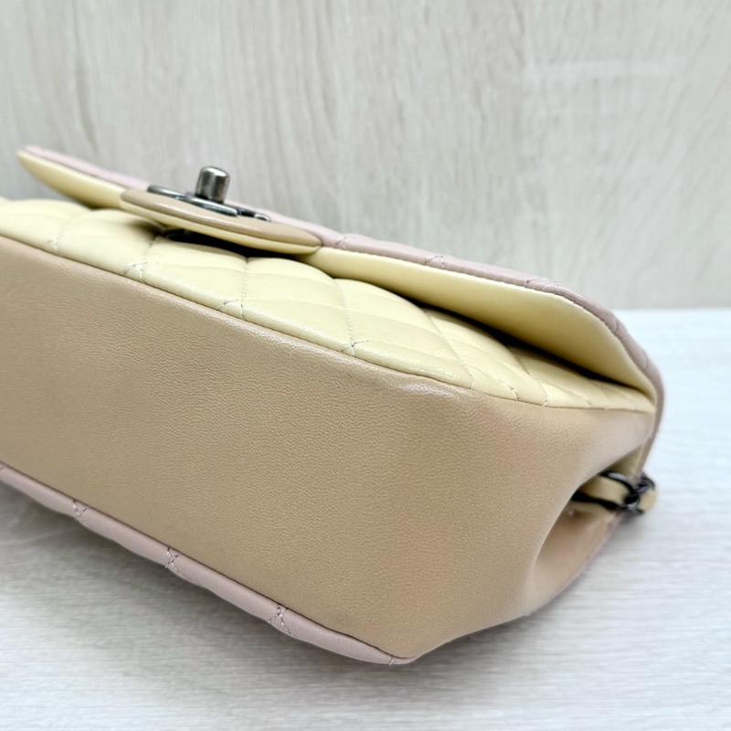 CHANEL粉拼色銀釦羊皮季節限定CF20口蓋包-17