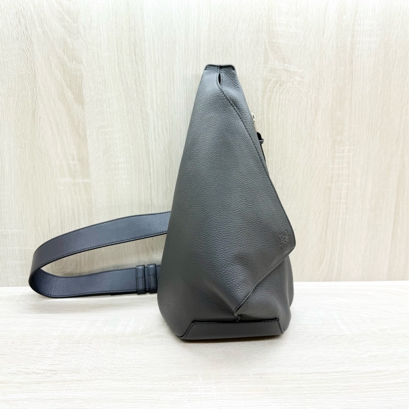 LOEWE煙灰牛皮銀釦Anton三角直立胸背包-0