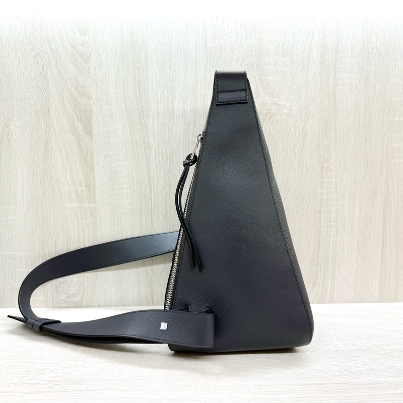 LOEWE煙灰牛皮銀釦Anton三角直立胸背包-1