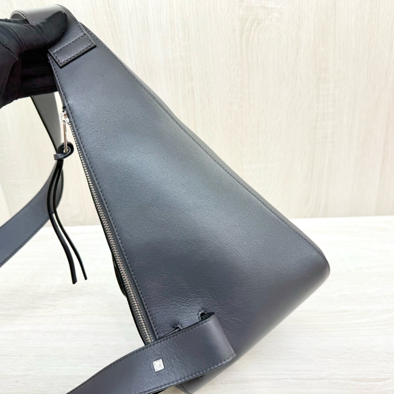 LOEWE煙灰牛皮銀釦Anton三角直立胸背包-2