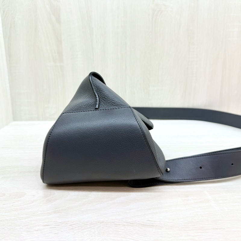 LOEWE煙灰牛皮銀釦Anton三角直立胸背包-3