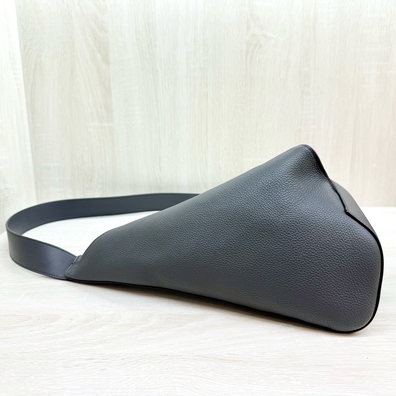 LOEWE煙灰牛皮銀釦Anton三角直立胸背包-4