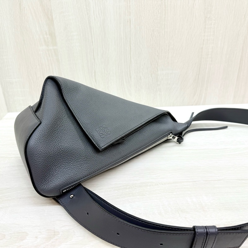 LOEWE煙灰牛皮銀釦Anton三角直立胸背包-5