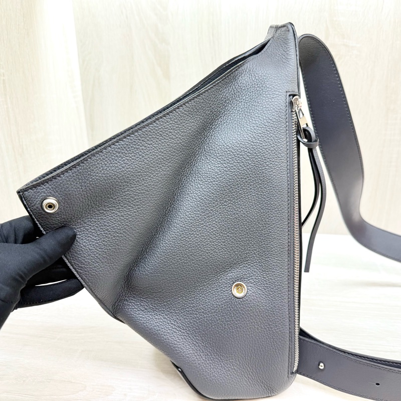 LOEWE煙灰牛皮銀釦Anton三角直立胸背包-6