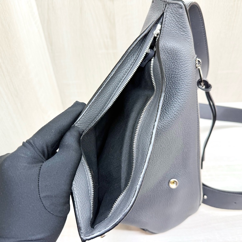 LOEWE煙灰牛皮銀釦Anton三角直立胸背包-7