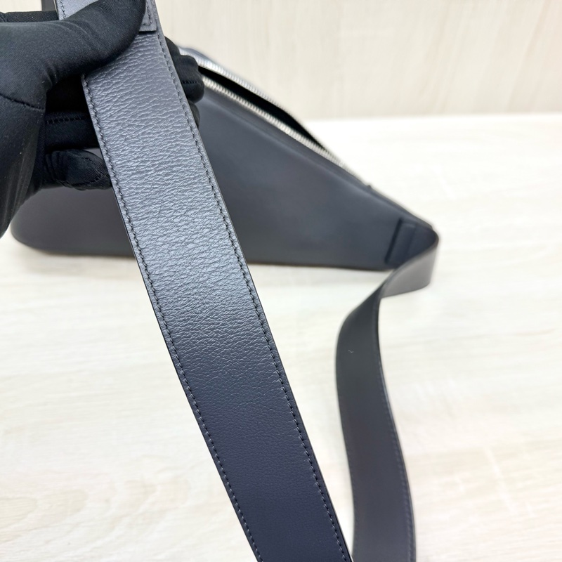 LOEWE煙灰牛皮銀釦Anton三角直立胸背包-11