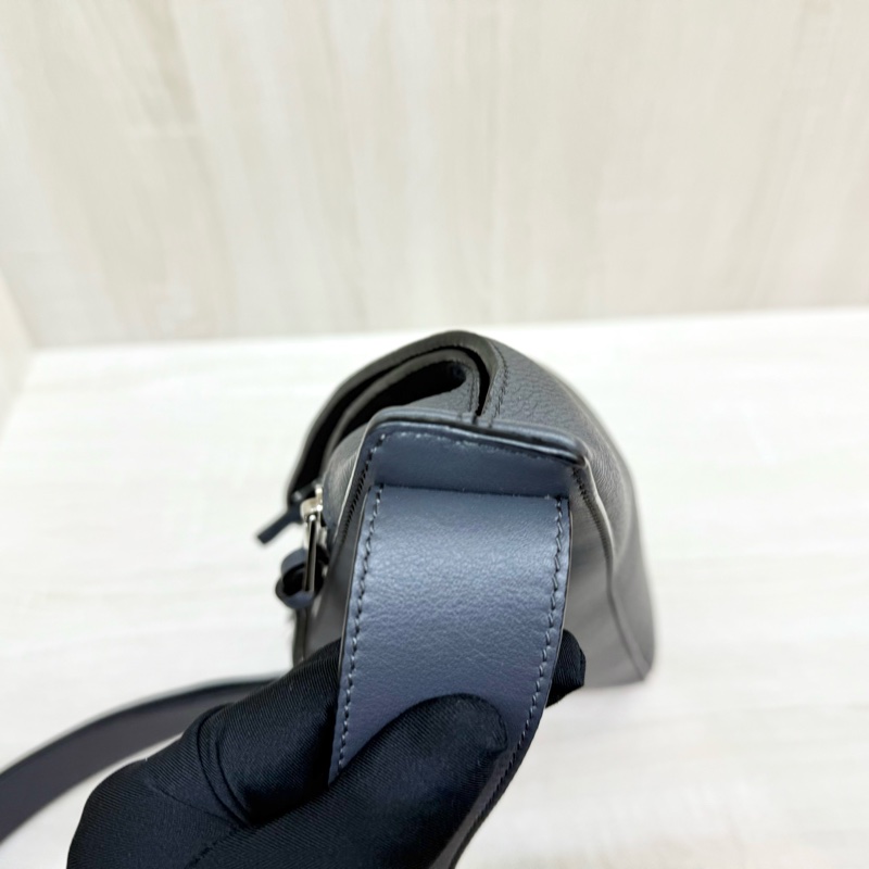 LOEWE煙灰牛皮銀釦Anton三角直立胸背包-12