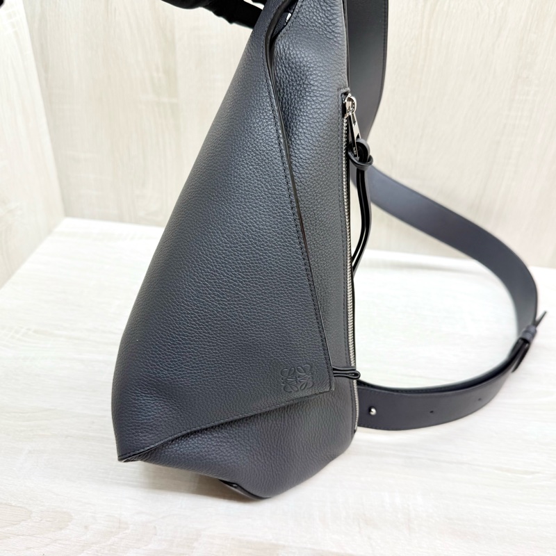 LOEWE煙灰牛皮銀釦Anton三角直立胸背包-13