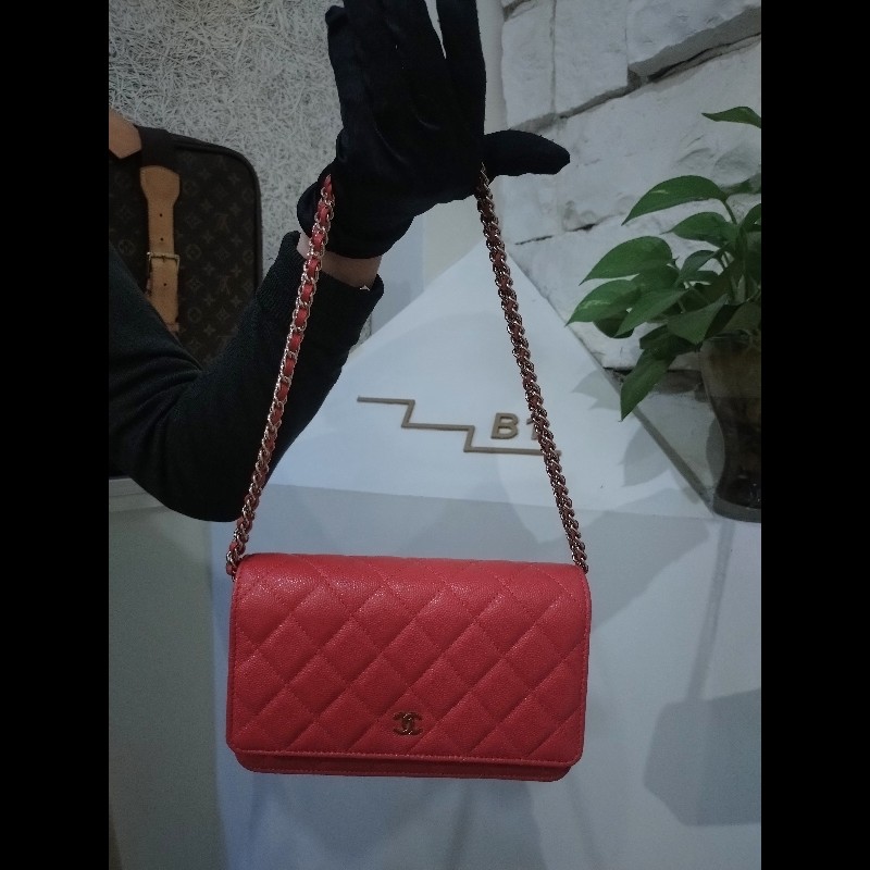 Chanel 金鍊紅荔枝皮鍊帶小包 WOC-2