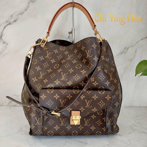 LV M40781 Metis hobo 🎀現貨實拍🎀經典花紋時尚兩用購物包(附購證正本)