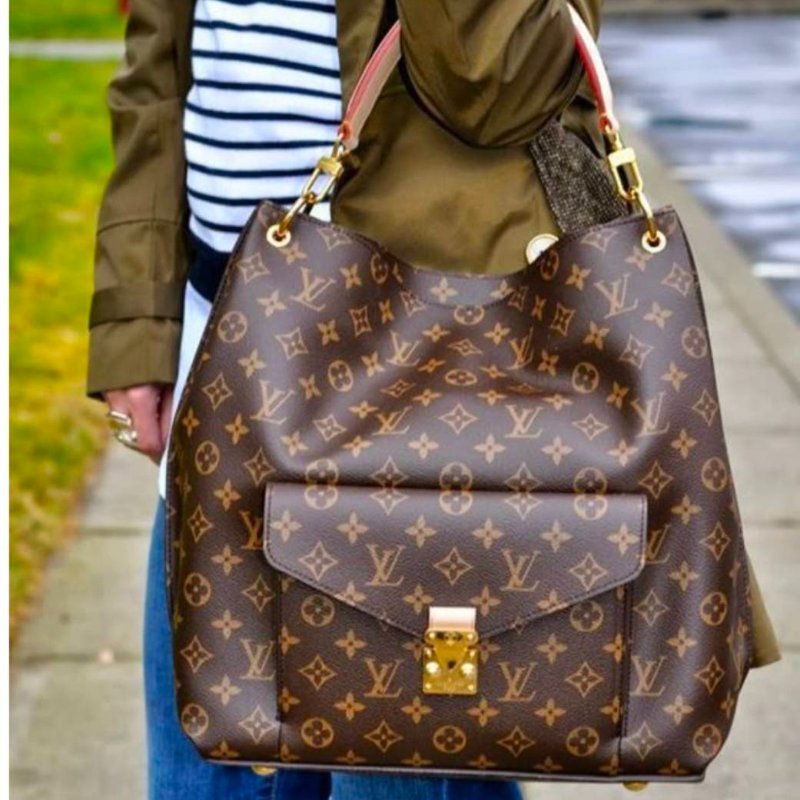 LV M40781 Metis hobo 🎀現貨實拍🎀經典花紋時尚兩用購物包(附購證正本)-5