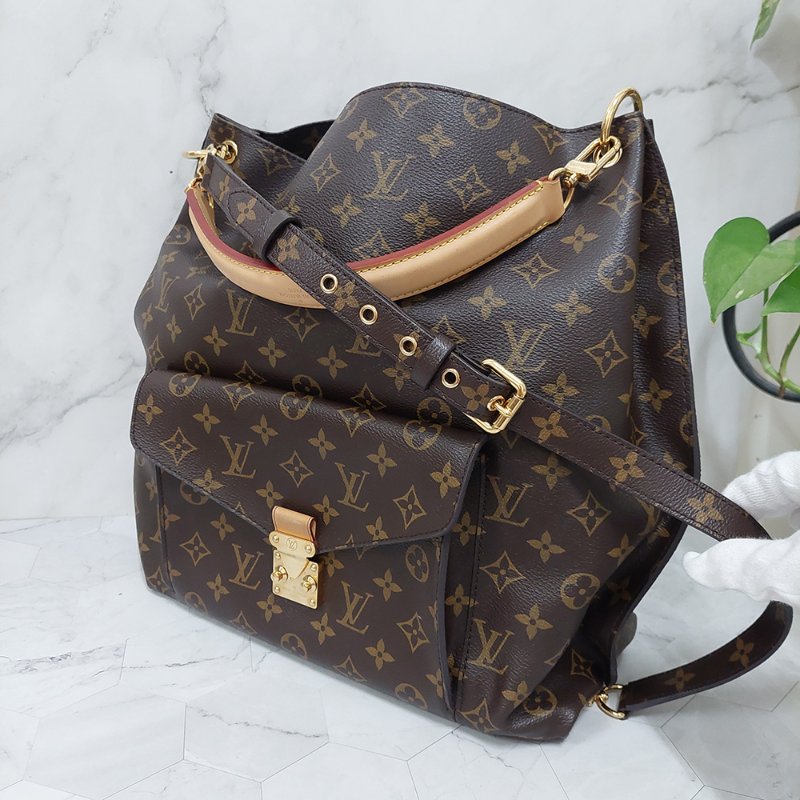 LV M40781 Metis hobo 🎀現貨實拍🎀經典花紋時尚兩用購物包(附購證正本)-13