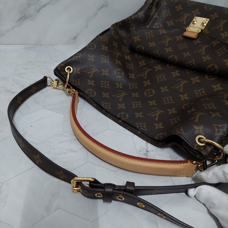 LV M40781 Metis hobo 🎀現貨實拍🎀經典花紋時尚兩用購物包(附購證正本)-31