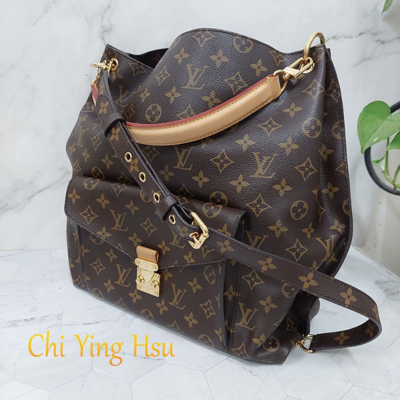 LV M40781 Metis hobo 🎀現貨實拍🎀經典花紋時尚兩用購物包(附購證正本)-58