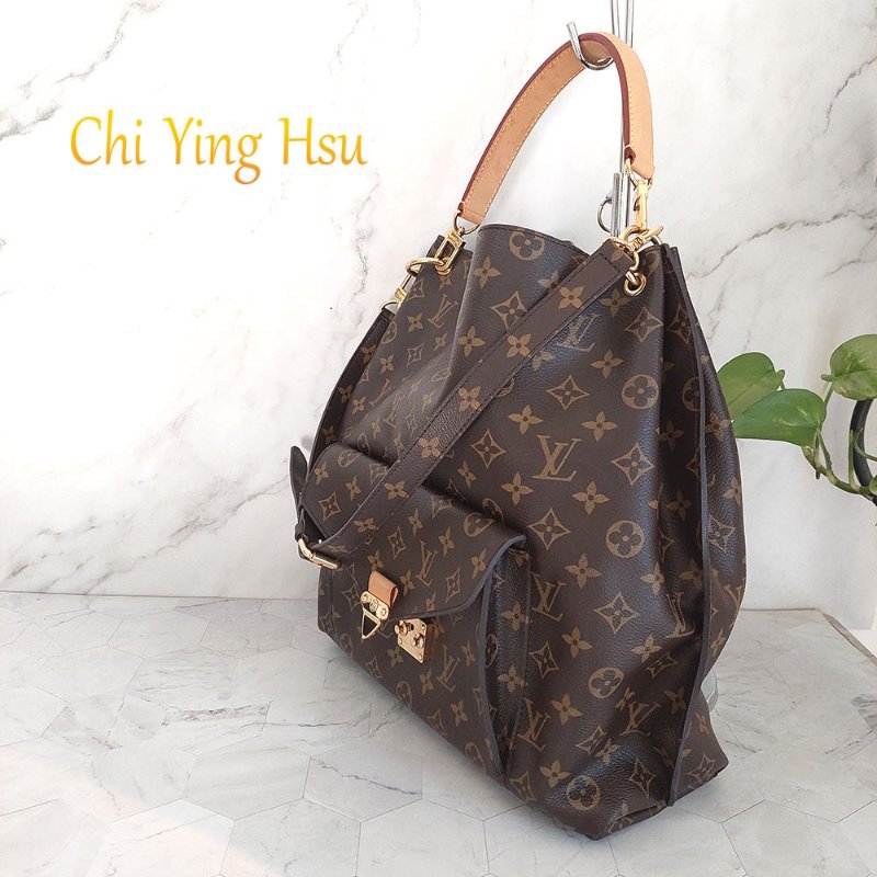 LV M40781 Metis hobo 🎀現貨實拍🎀經典花紋時尚兩用購物包(附購證正本)-65