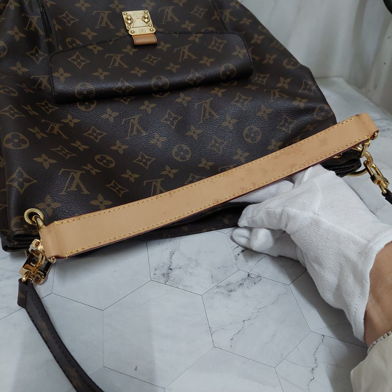 LV M40781 Metis hobo 🎀現貨實拍🎀經典花紋時尚兩用購物包(附購證正本)-79