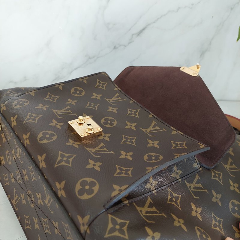 LV M40781 Metis hobo 🎀現貨實拍🎀經典花紋時尚兩用購物包(附購證正本)-72