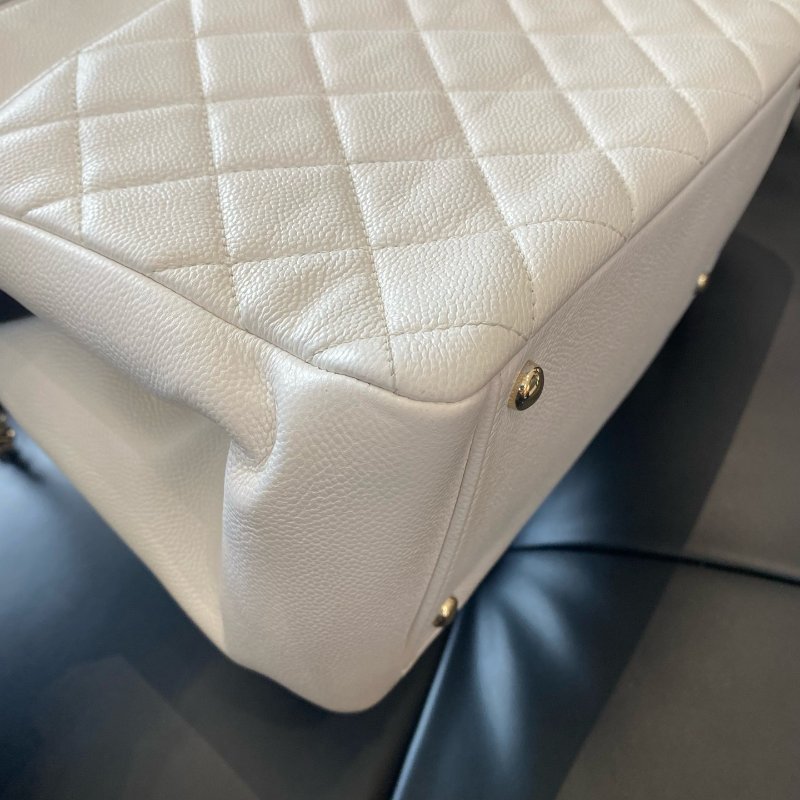 香奈兒Chanel Business Affinity白色荔枝紋牛皮菱格紋金扣手提托特包-9