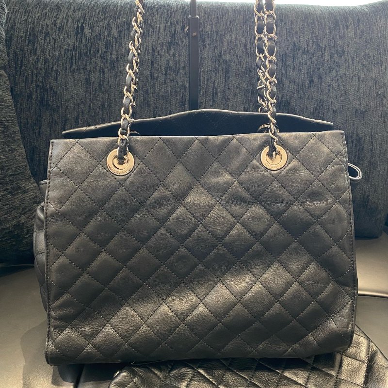 香奈兒Chanel經典logo吊墜牛皮托特包-1