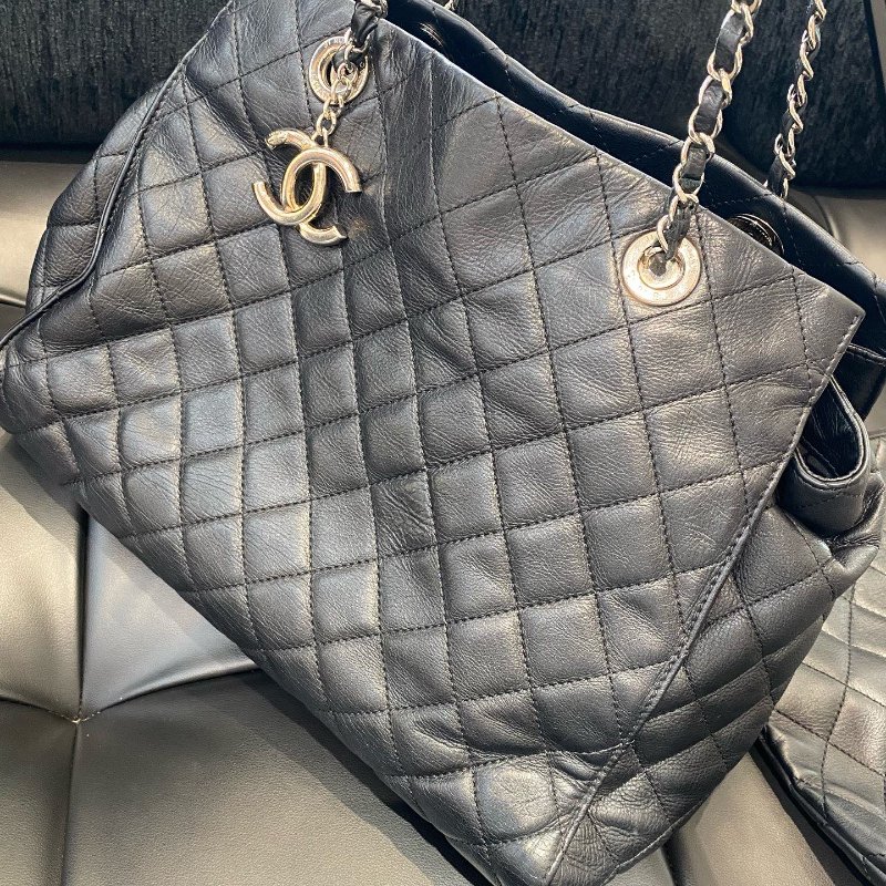 香奈兒Chanel經典logo吊墜牛皮托特包-4