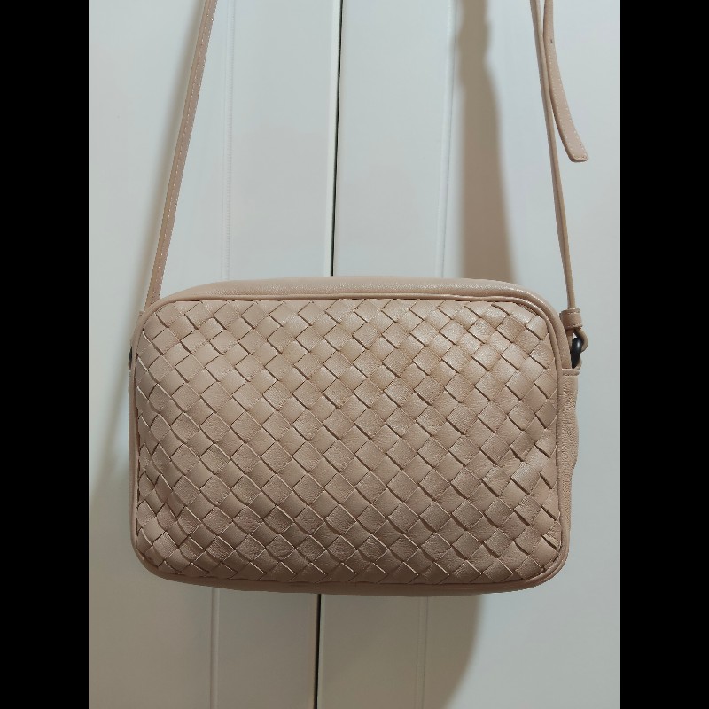 BOTTEGA VENETA 624035 經典編織羊皮斜揹相機包.粉膚-10