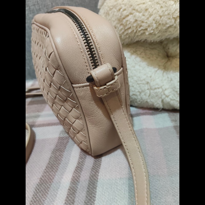 BOTTEGA VENETA 624035 經典編織羊皮斜揹相機包.粉膚-12
