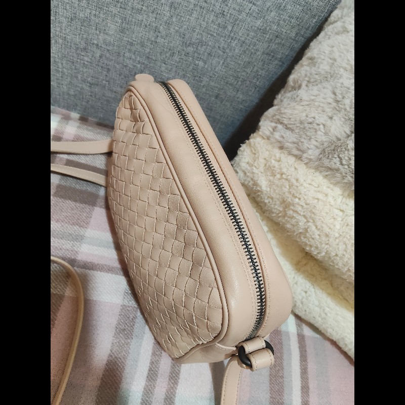 BOTTEGA VENETA 624035 經典編織羊皮斜揹相機包.粉膚-14