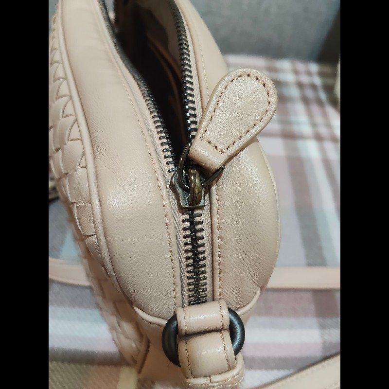 BOTTEGA VENETA 624035 經典編織羊皮斜揹相機包.粉膚-16