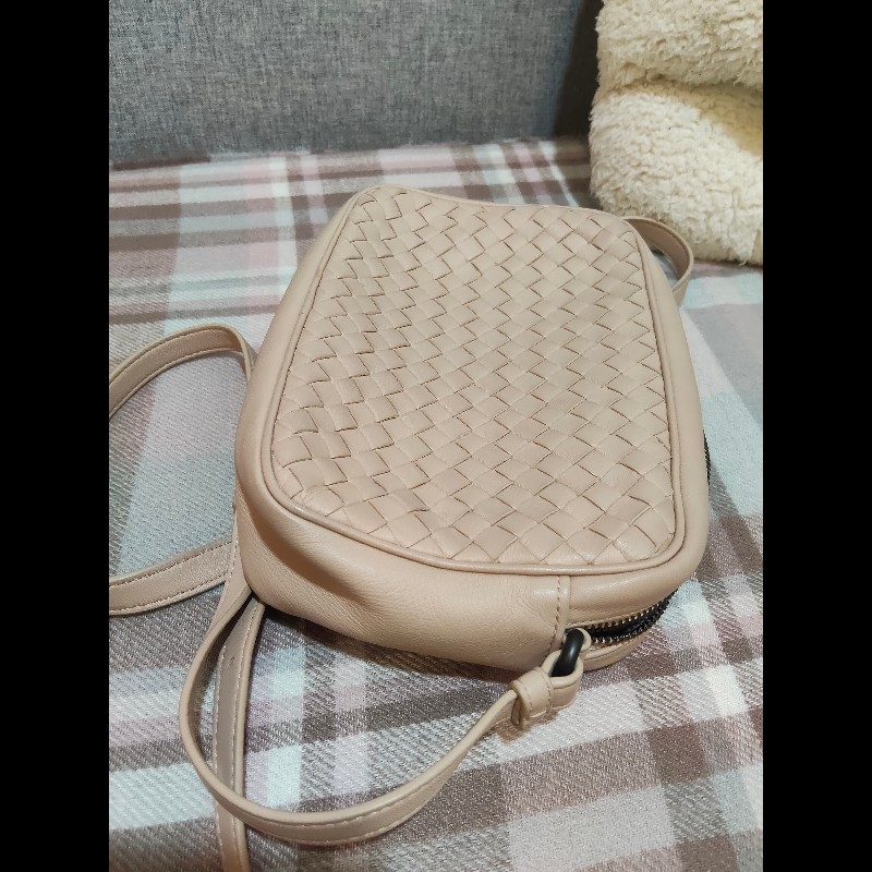 BOTTEGA VENETA 624035 經典編織羊皮斜揹相機包.粉膚-20