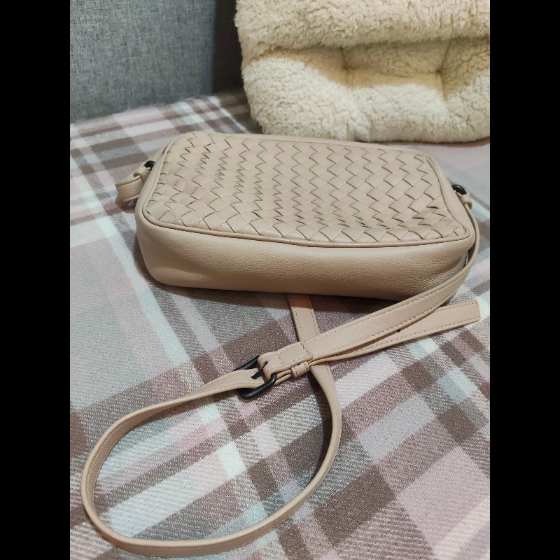 BOTTEGA VENETA 624035 經典編織羊皮斜揹相機包.粉膚-21