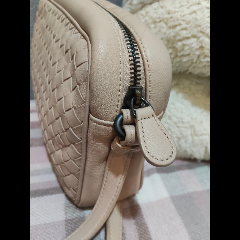 BOTTEGA VENETA 624035 經典編織羊皮斜揹相機包.粉膚-33