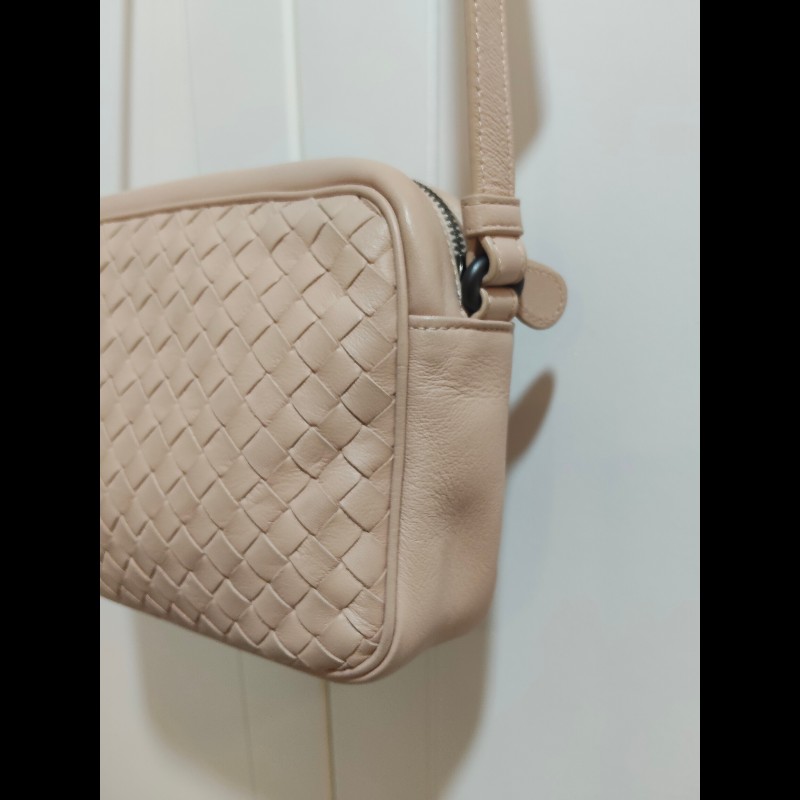 BOTTEGA VENETA 624035 經典編織羊皮斜揹相機包.粉膚-40