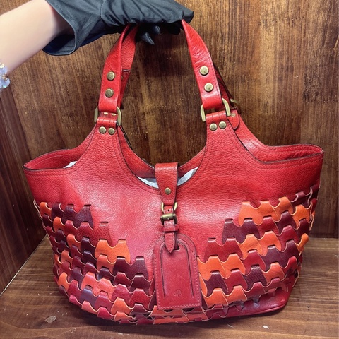 紅色皮革手提包