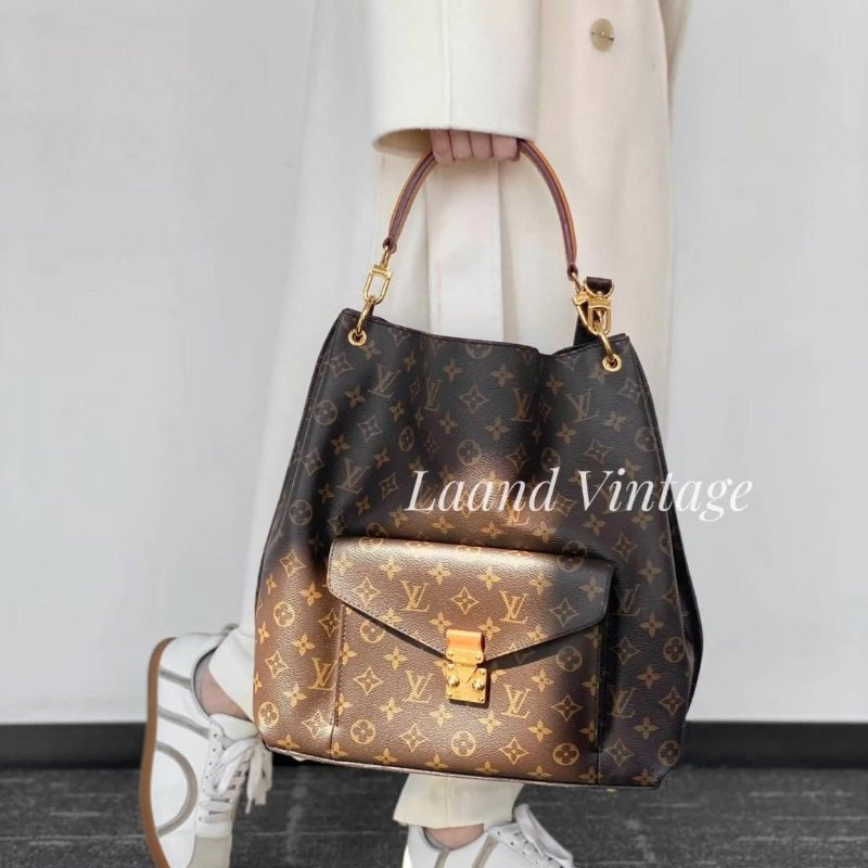 LV M40781 Metis hobo 🌈現貨實拍🌈經典花紋時尚兩用購物包(附購證正本)-6