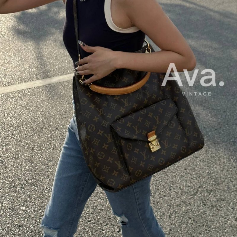 LV M40781 Metis hobo 🌈現貨實拍🌈經典花紋時尚兩用購物包(附購證正本)-9