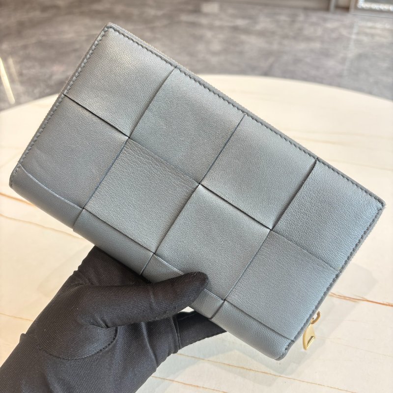 *SHIHNA名牌精品* BOTTEGA VENETA 灰色 大格編織小牛皮拉鍊長夾-1